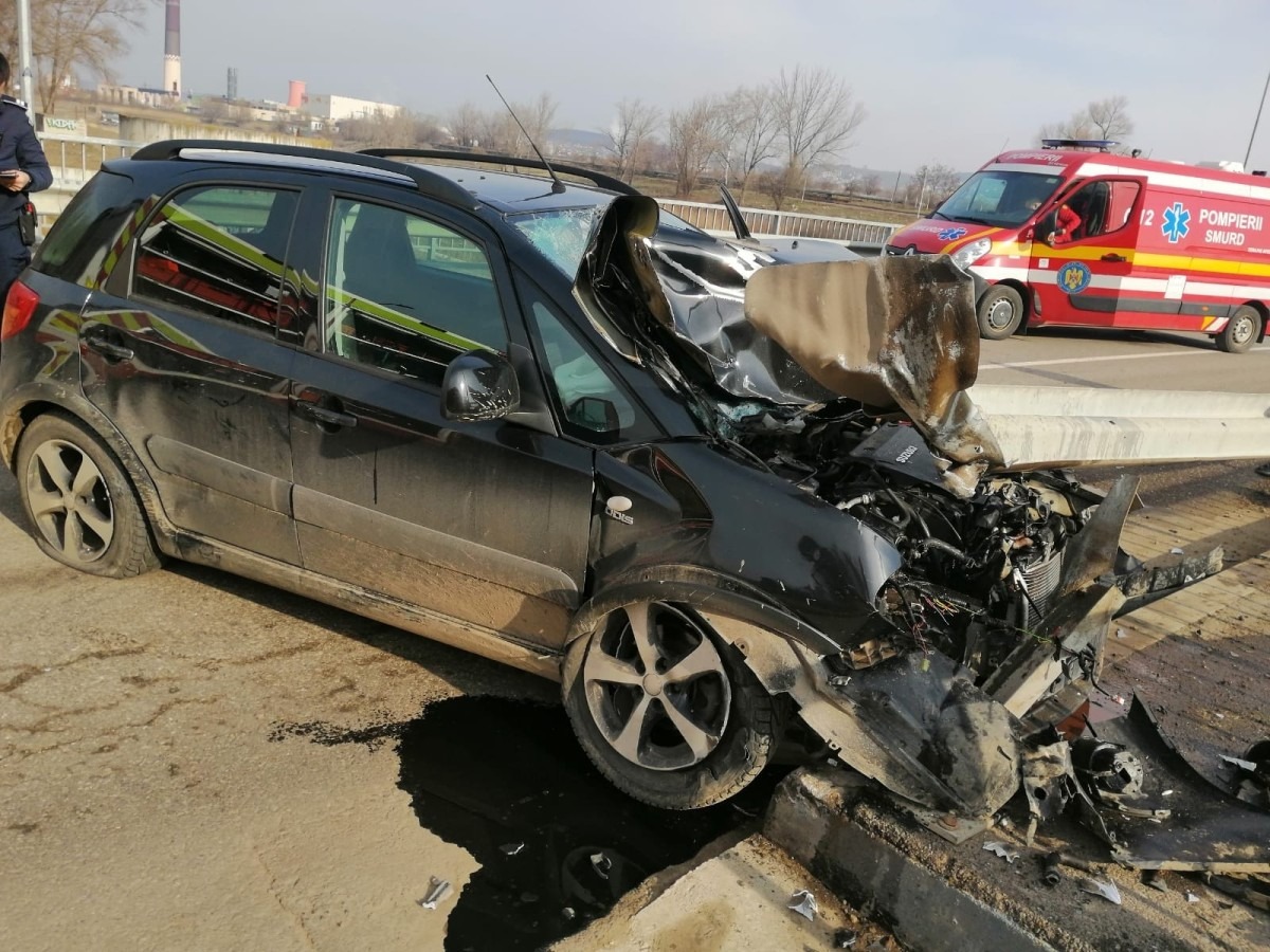 FOTO//Accident în zona Podului Unirii din Suceava. O adolescentă a rămas blocată în mașina care a intrat într-un parapet