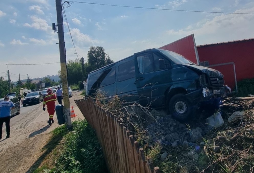 O mamă și copilul ei au ajuns la UPU Suceava după o coliziune între un autoturism și o autoutilitară