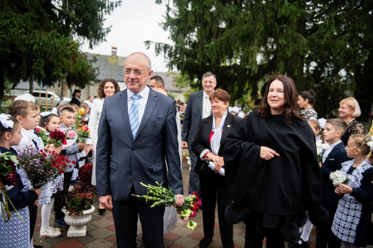 Ambasadorul României în Ucraina, gest de solidaritate față de comunitatea românească.  Alexandru Victor Micula a participat la Suceveni la Ziua lucrătorilor din învățământ